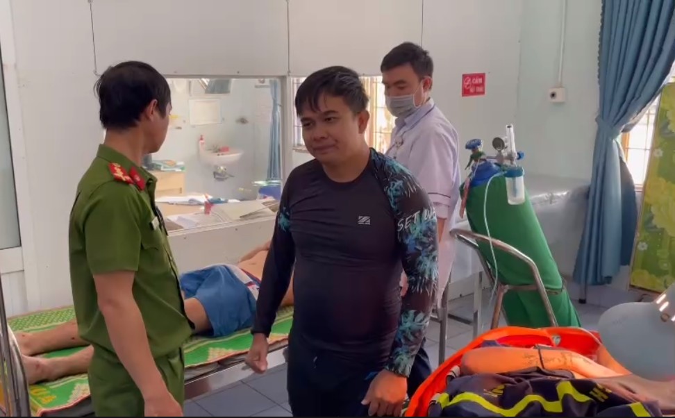 Functional forces promptly rescued and took 2 tourists to a medical facility for treatment. Photo: Police provided