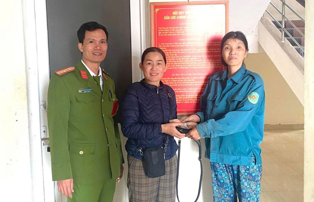 Vinh Linh Commune Police organize the return of the bag picked up by the woman. Photo: Vinh Linh Commune Police