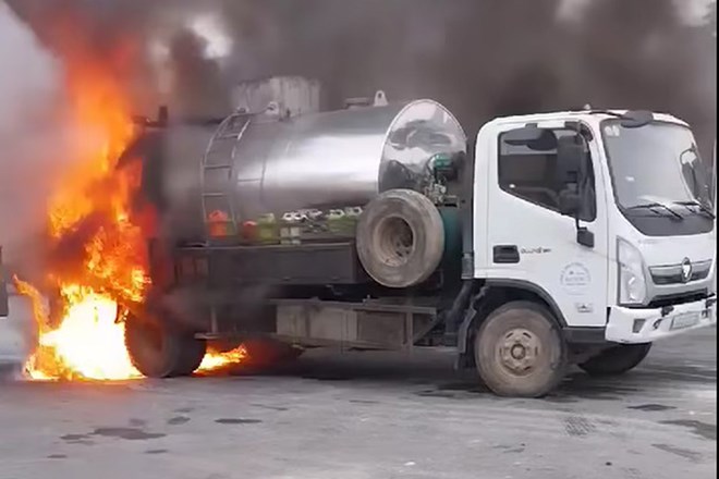 Xe bồn bốc cháy dữ dội khi đang lưu thông tại Quảng Ninh