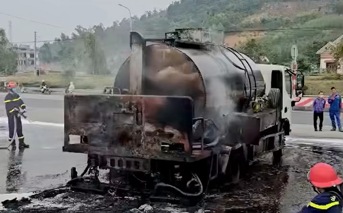 Luc luong Canh sat PCCC&CNCH kip thoi co mat, dap tat dam chay.. Anh: Dieu Hoang