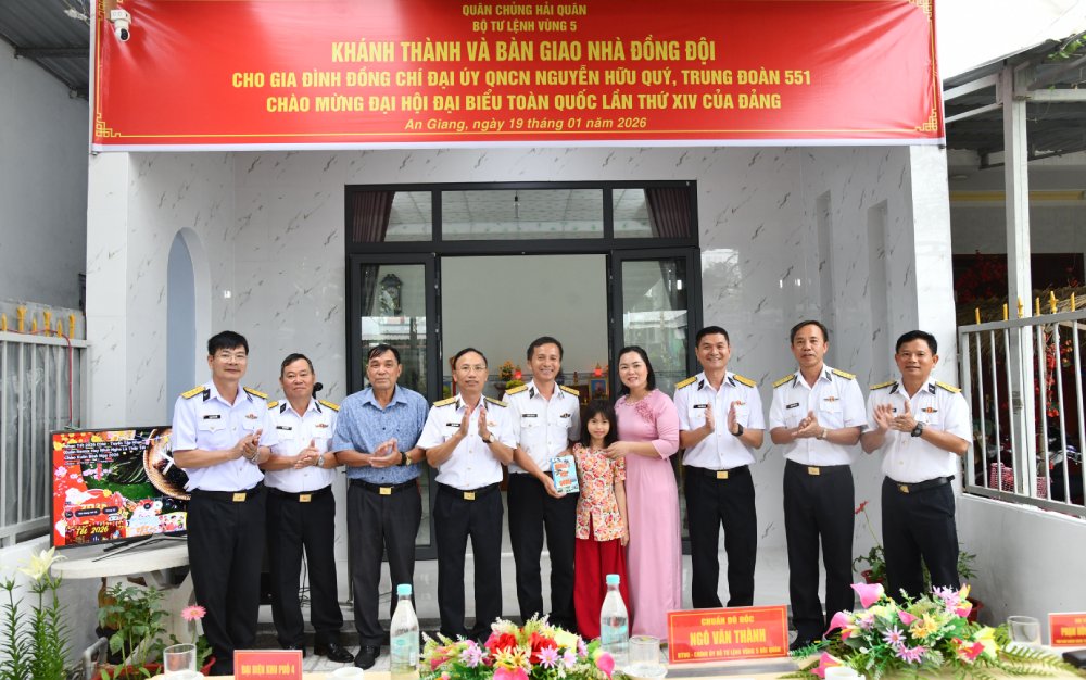 第5海軍管区司令部は、部隊で勤務する兵士に贈る戦友住宅の落成式と引き渡し式を開催しました。写真:V5HQ