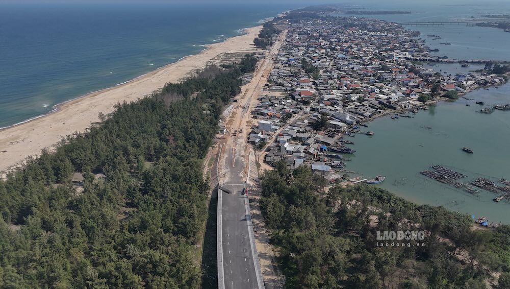 Duong dan len cau doan phia Nam con kha ngon ngang, nhieu ho dan dang trong qua trinh ban giao mat bang.