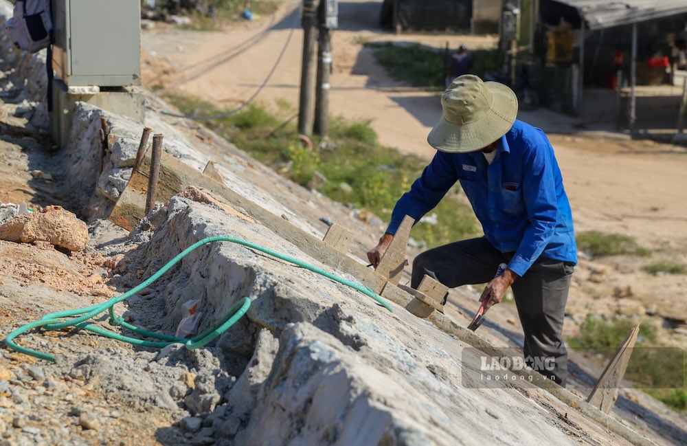 Tai cong truong, nhieu cong nhan, may moc dang tap trung thuc hien cong tac giai phong mat bang, thi cong hoan thien duong dan phia Nam.