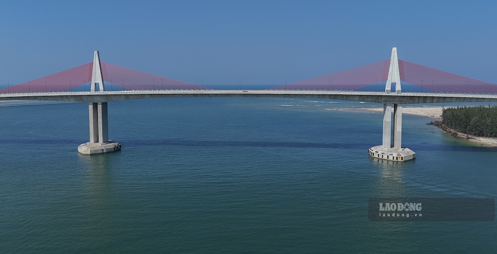 Theo do, he thong lan can, via he, den chieu sang hien dai da duoc lap dat voi ket cau kien co dap ung yeu cau chiu luc lon, chong an mon va tac dong khac nghiet vung ven bien.