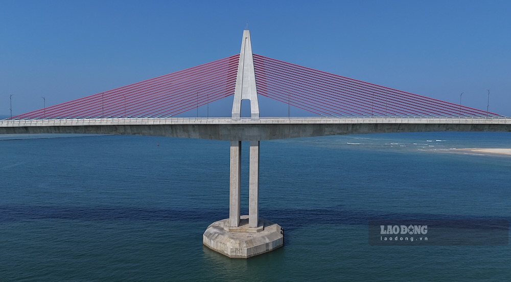 Diem noi bat cua cay cau la he thong day vang mau do, neo tren hai tru chinh hinh chu A vuon cao giua cua bien. Do do, khi dung cach xa hang cay so van de dang nhin thay cong trinh.