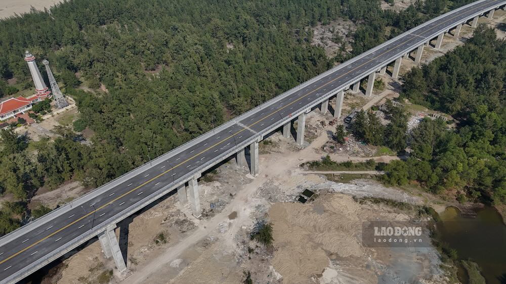 Ban Quan ly Du an Dau tu xay dung cong trinh giao thong TP Hue (chu dau tu du an) cho biet, cong tac giai phong mat bang o doan nay da hoan thanh va ban giao cho don vi thi cong. Nha thau dang tap trung thi cong, phan dau hoan thanh truoc ngay 26.3. 