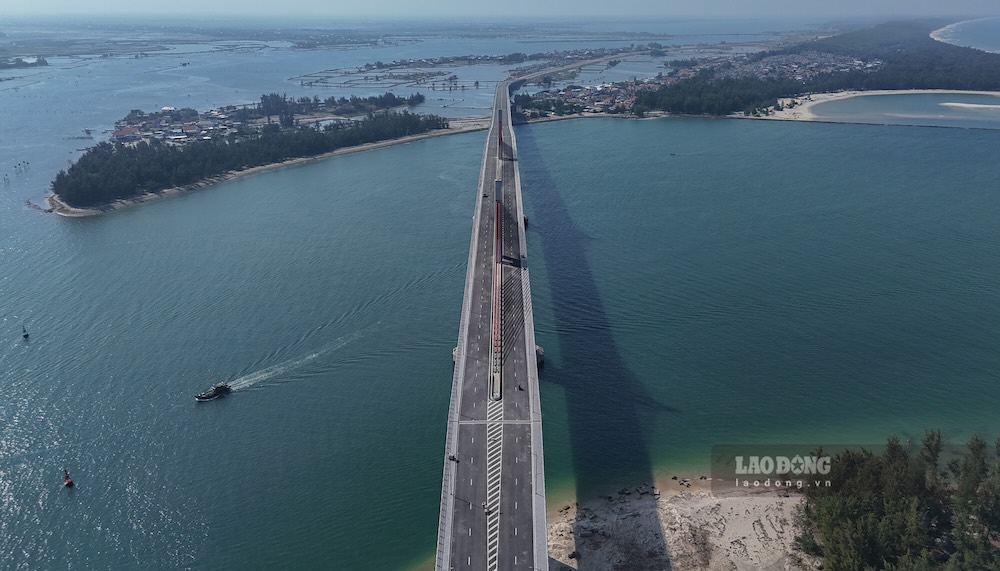 Tuy nhien, du cong trinh cau da thi cong xong nhung he thong duong dan van len cau con vuong mat bang, nen chua the thong xe. 