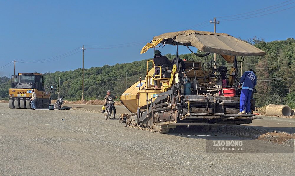 Cong nhan tap trung hoan thanh duong dan len cau doan phia Bac.