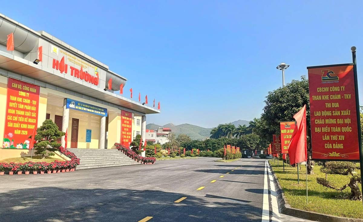 Cac khau hieu thi dua lao dong san xuat trong khuon vien cong ty Than Khe Cham. Anh: Cong ty Than Khe Cham