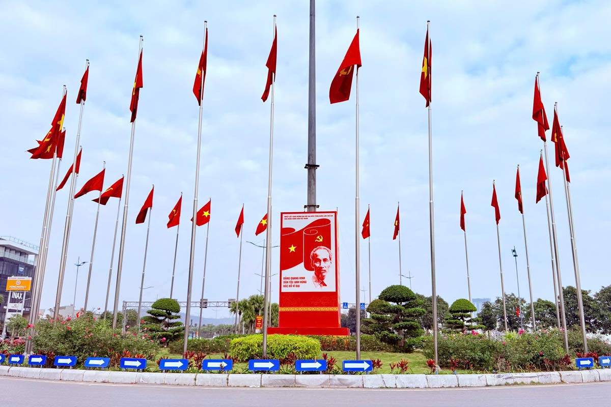 Cac khu vuc vong xuyen, dao giao thong duoc trang hoang co do, pano co dong co lon ve Dai hoi XIV cua Dang. Anh: Thanh Tung