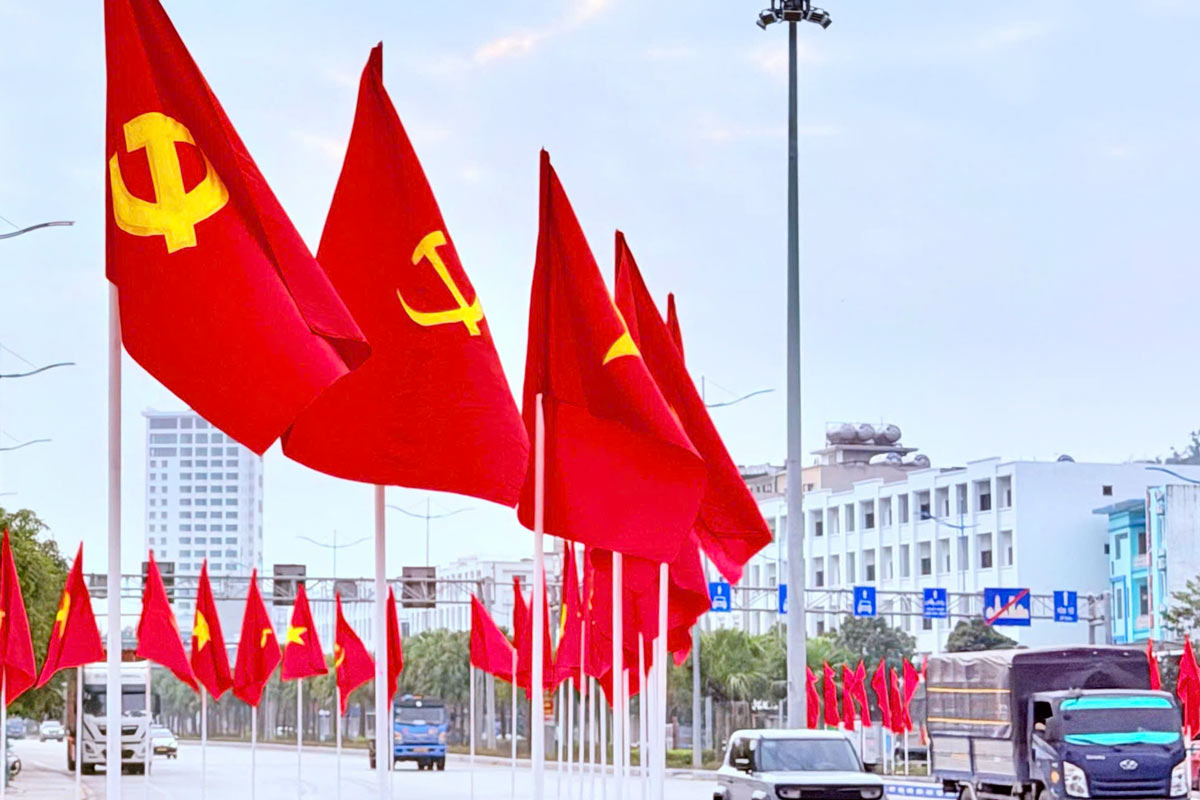 Party flags and national flags are hung along many streets in Quang Ninh during the 14th Party Congress. Photo: Doan Hung