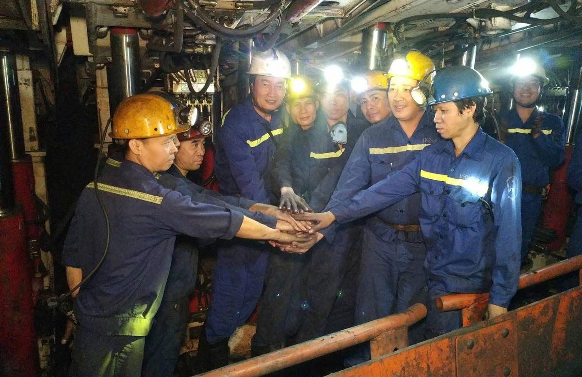 CBCNV Cong ty Than Khe Cham the hien tinh than doan ket, trach nhiem, thi dua lao dong san xuat, phan dau hoan thanh cac chi tieu ke hoach san xuat – kinh doanh, gop phan vao su phat trien chung cua Tap doan Cong nghiep Than - Khoang san Viet Nam va tinh Quang Ninh. Anh: Cong ty Than Khe Cham