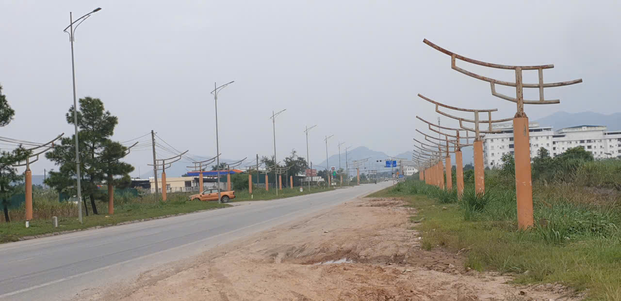 꽝닌성은 국도 279호선을 방 다리에서 띤에우 다리까지 확장하여 중앙 대로로 만들 계획입니다. 사진: 응우옌훙