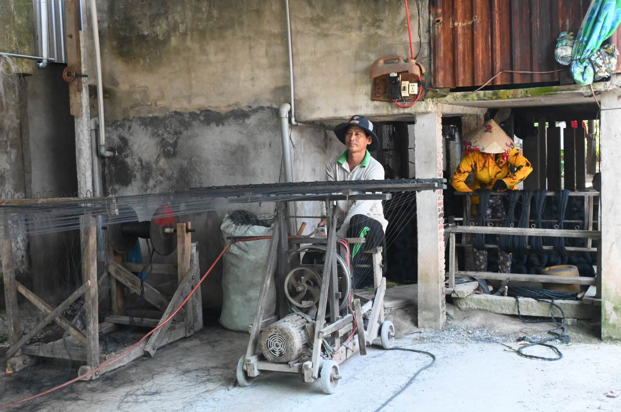 Nguoi dan o xa Nhon My (tinh An Giang) can man ben may chay day tu sang som. Anh: Thanh Nhan