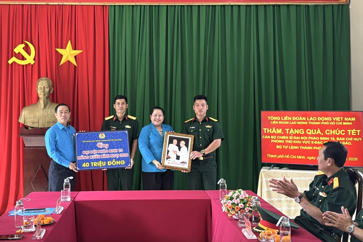 Giving Tet gifts to officers, soldiers, and workers of Artillery Company 10 in Con Dao special zone. Photo: Hoang Hai