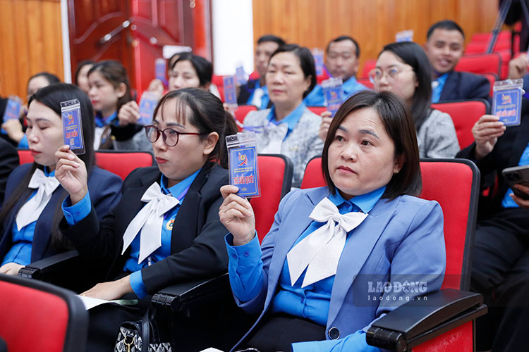 In 2026, the Dien Bien Provincial Labor Federation identified "Salary, protecting workers' safety" as a key task. Photo: Quang Dat