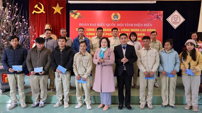 Qua Tet duoc trao den tay cong nhan, nguoi lao dong Cong ty Co phan Xi mang Dien Bien vao dip Tet 2025. Anh: Minh Thuan