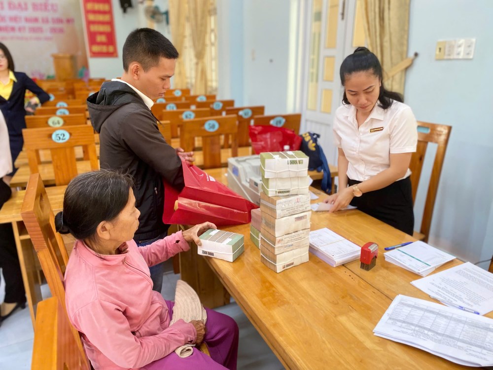 Chi tra tien boi thuong giai phong mat bang cho cac ho dan trong vung du an hoi nam 2025. Anh: Duy Tuan 