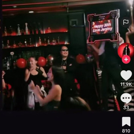 Loi chuc mung sinh nhat “Love, Jeremy” khien Jennie vuong tin hen ho. Anh chup man hinh.