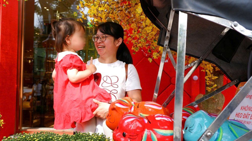   Nhieu phu huynh dua con em di chup anh Tet. Anh: Thai Bao