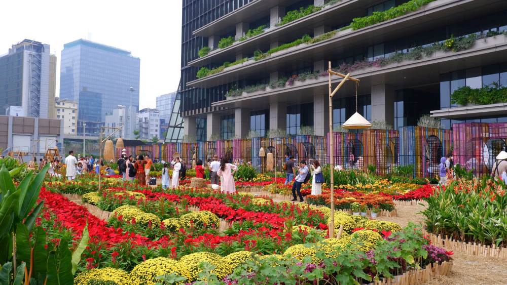 Tieu canh Tet ruc ro sac mau o khu vuc ga Ba Son cua tuyen Metro so 1 TPHCM. Anh: Thai Bao