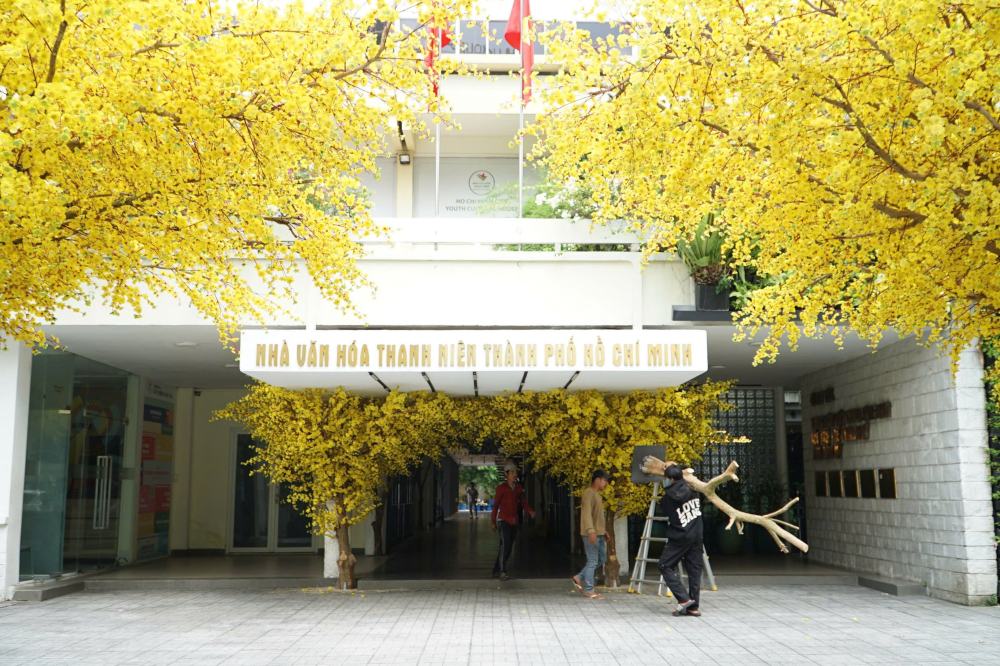 Khu vuc pho ong Do, nha van hoa Thanh Nien cung dang trang hoang don tet. Anh: Thai Bao
