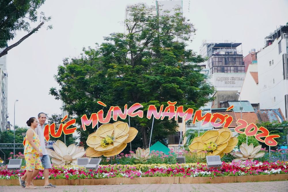 Cac tuyen duong o nhieu khu vuc cung da duoc gan tieu canh trang tri. Anh: Thai Bao