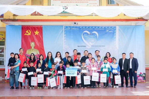 ROX Share dua gia tri thuan ich lan toa den cong dong va xa hoi. Anh: ROX Group