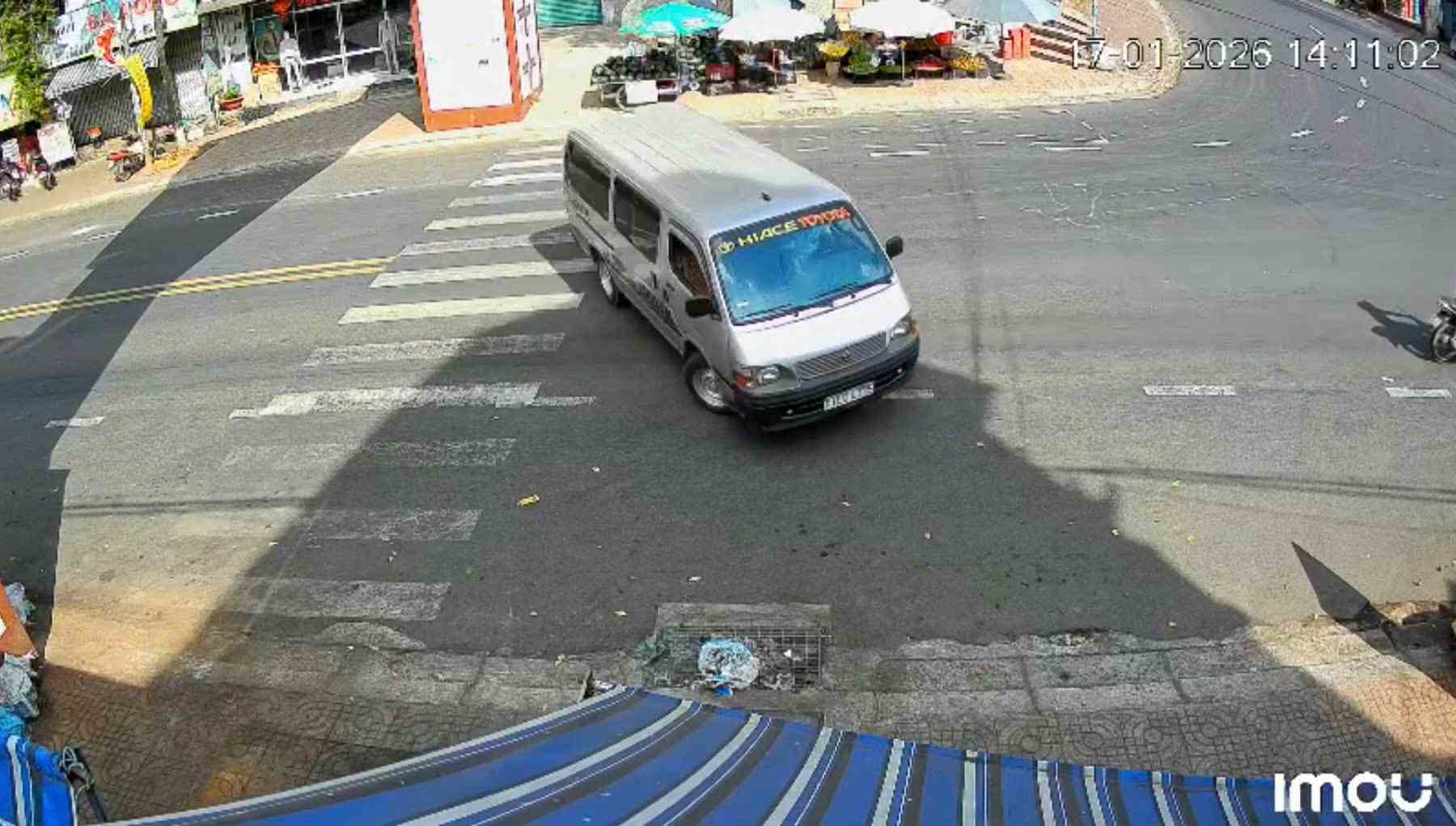 Ông Trần Minh Hoàng được xác định là người điều khiển xe ôtô trung chuyển khách gây náo loạn trước cổng chợ Kiến Đức. Ảnh: Cắt từ clip người dân cung cấp 