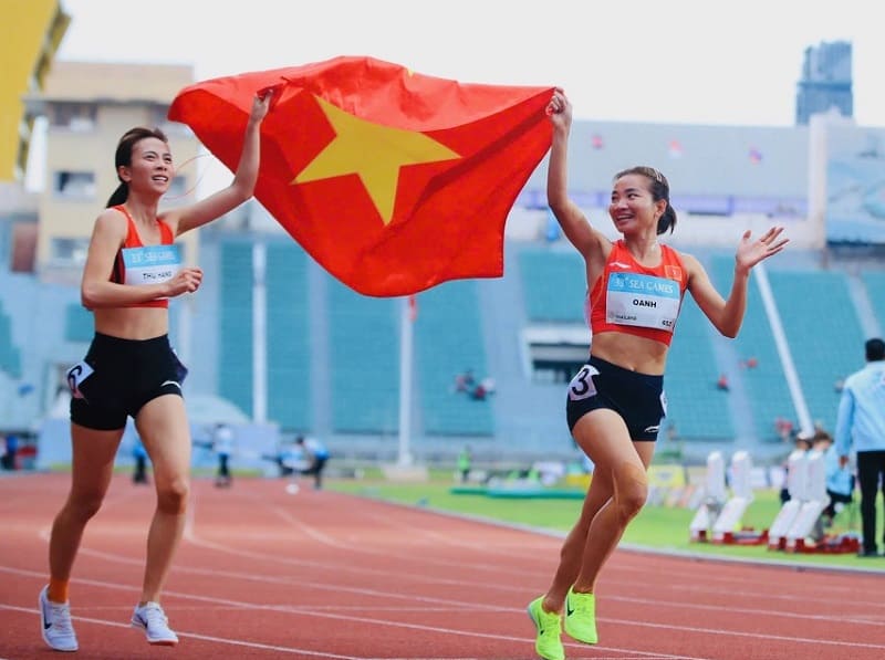 Doan Thu Hang (left) decides to leave the Vietnamese Athletics Team after SEA Games 33. Photo: Minh Dan