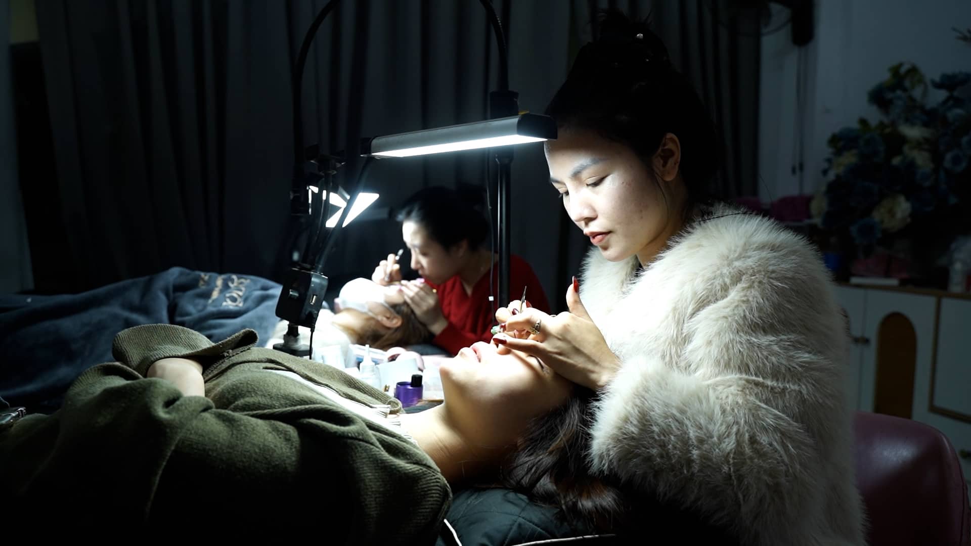 Approaching Tet, eyelash extension services in Hanoi are in peak season