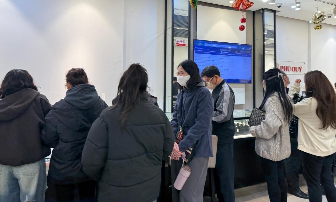 Nhieu nguoi san sang doi vai thang de nhan bac sau khi dat mua. Anh: Phuong Anh 