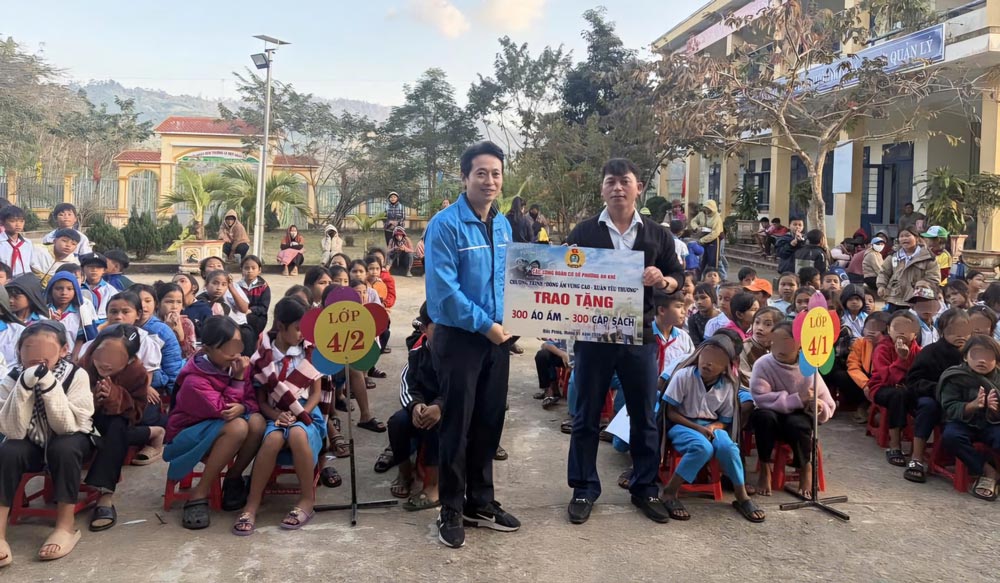 Chairman of An Khe Ward Trade Union presents gifts to students. Photo: An Khe Trade Union.
