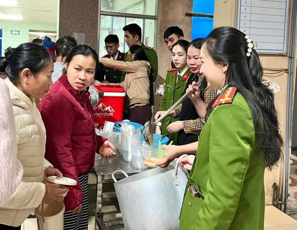 Patients are happy to receive meals at the "Loving Porridge Pot" program. Photo: Bac Gianh Ward Police