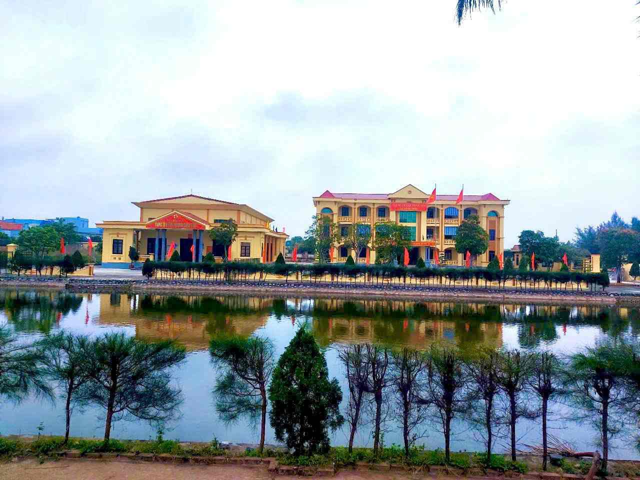 Xa Dong Chau treo co chao mung Dai hoi dai bieu toan quoc lan thu XIV cua Dang