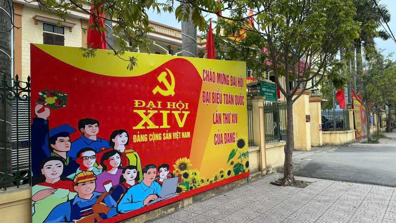 Xa Long Hung treo khau hieu chao mung Dai hoi dai bieu toan quoc lan thu XIV cua Dang. Anh: Xa Long Hung