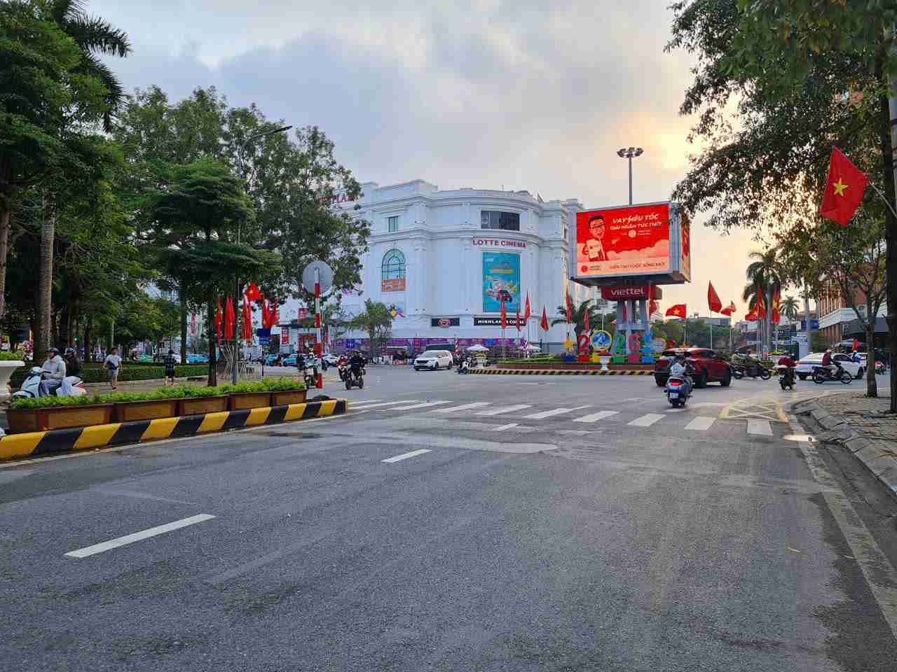 He thong khau hieu tuyen truyen Dai hoi XIV duoc treo tai cac tuyen duong phuong Tran Hung Dao. Anh: Cong TTDT Dang bo Hung Yen