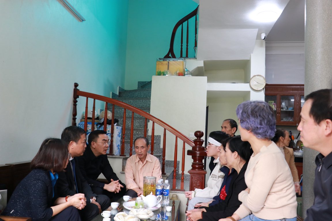 Doan cong tac cua Cong doan Y te Viet Nam tham hoi, dong vien gia dinh nu dieu duong. Anh: CDYTVN