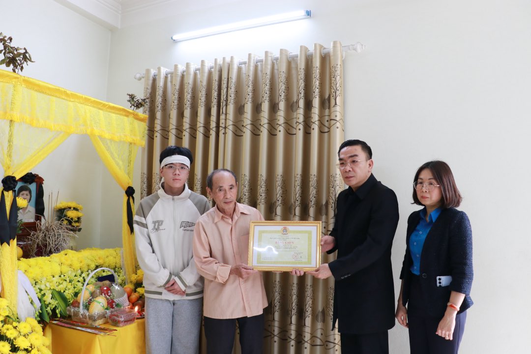 Mr. Nguyen Luong Tam awarded the Certificate of Merit from the Executive Committee of the Vietnam Health Union to the representative of the family of nurse N.T.C. Photo: CDYTVN