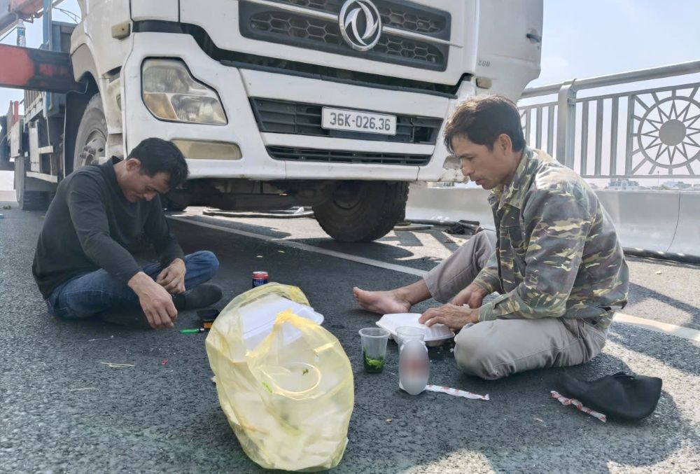 Cac cong nhan tranh thu an trua ngay tai cong truong. Anh: Quach Du