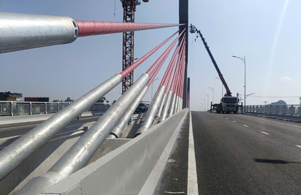 Cong nhan lam viec xuyen trua tai du an cau day vang vuot duong sat Bac – Nam thuoc tuyen Dai lo Dong – Tay. Anh: Quach Du