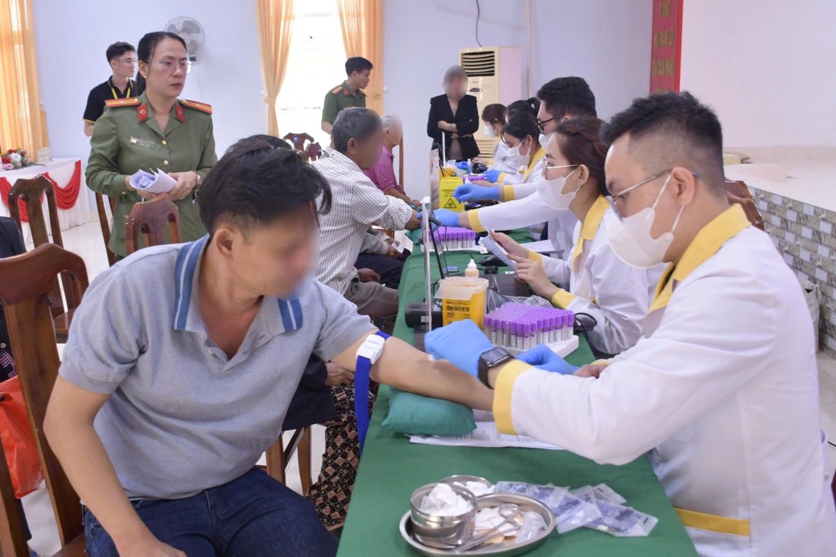 Ho Chi Minh City Police coordinate with units to collect DNA samples of relatives of martyrs at the Chau Pha commune station. Photo: Giang Nguyen