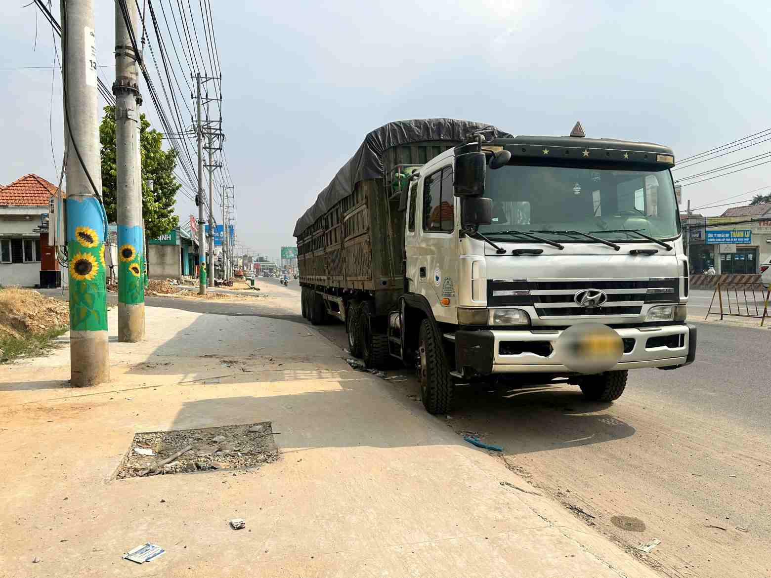 Nguoi dan truy duoi xe tai lien quan den vu tai nan. Anh: Dinh Trong