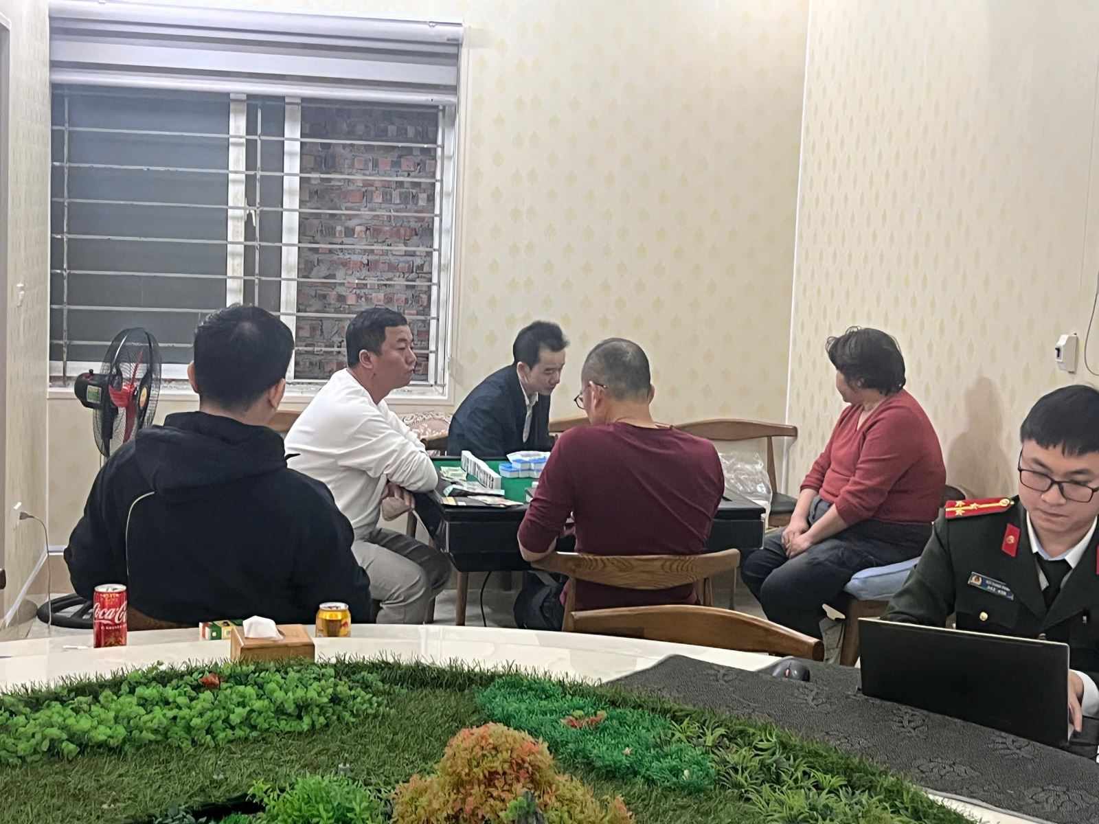 Công an tỉnh Hưng Yên xử lý vụ đánh bạc liên quan người nước ngoài. Ảnh: Công an Hưng Yên