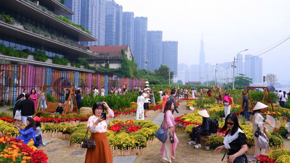 Tieu canh Tet ruc ro sac mau o khu vuc ga Ba Son cua tuyen Metro so 1 TPHCM. Anh: Thai Bao 