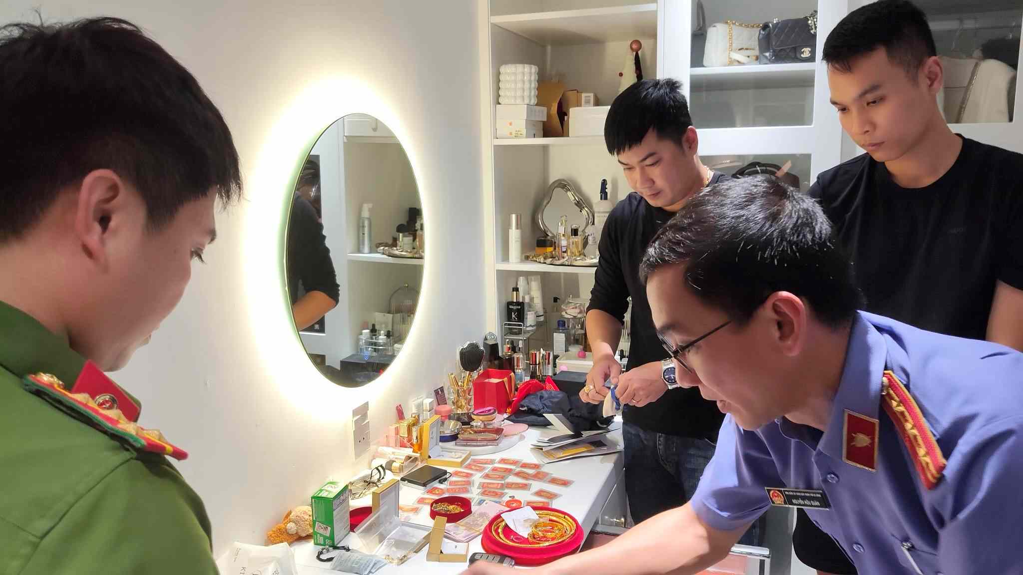 Da Nang functional agencies made a record of temporarily seizing exhibits, serving the investigation. Photo: Bao Ngoc