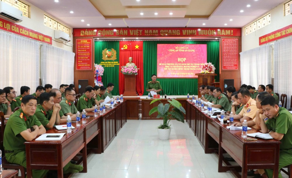 Nhieu dai bieu tham luan, de xuat y kien cat giam thu tuc hanh chinh. Anh: Tien Dung