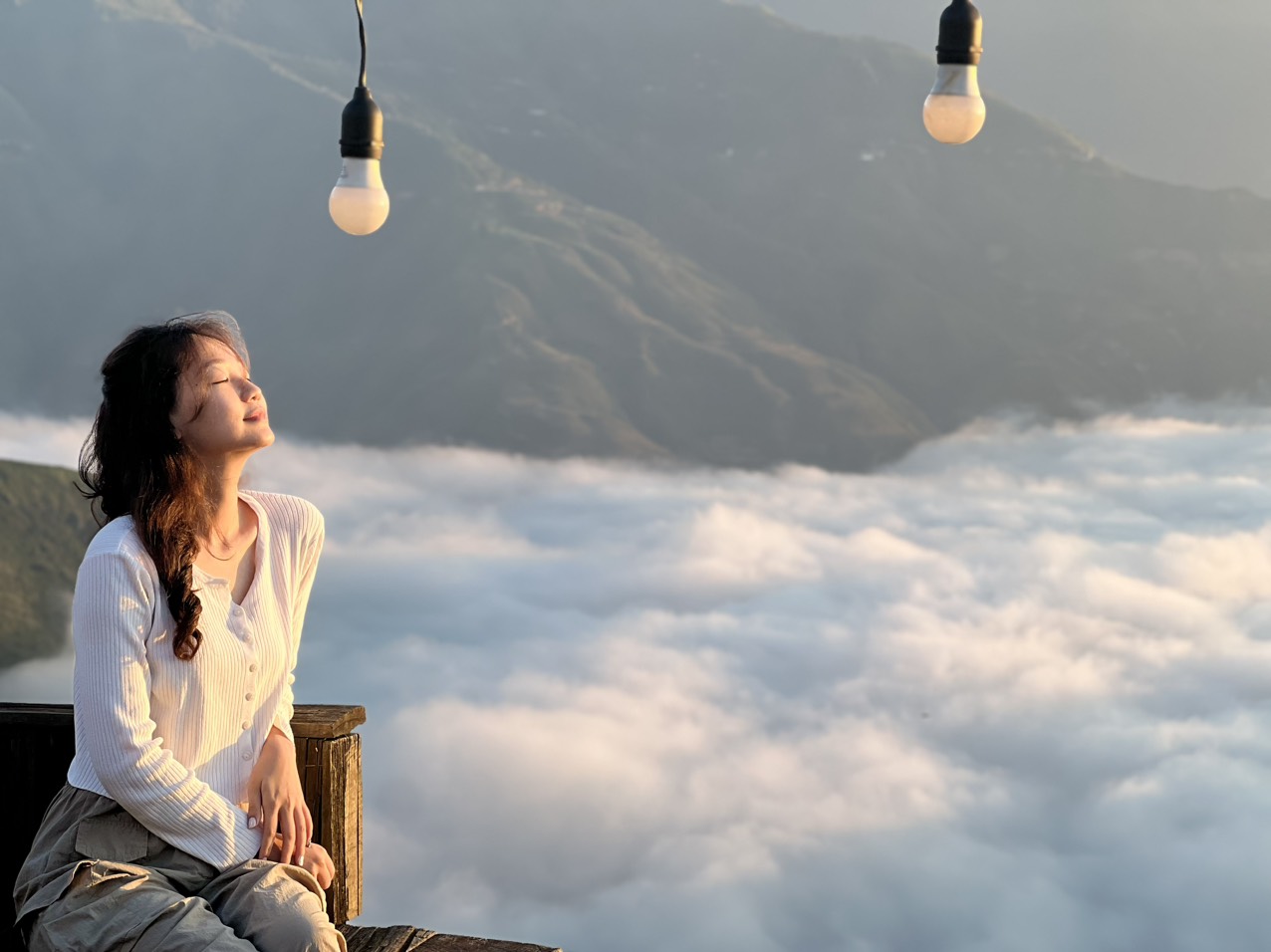 Biển mây trong nắng vàng đẹp tại Tà Xùa, Sơn La. Ảnh: Hoài Anh