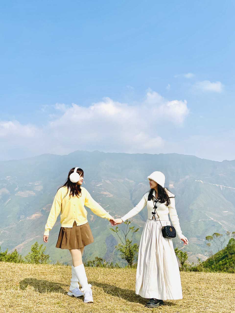 Đôi bạn ghi lại khoảnh khắc tuyệt đẹp ở Thảo nguyên Tà Xùa.