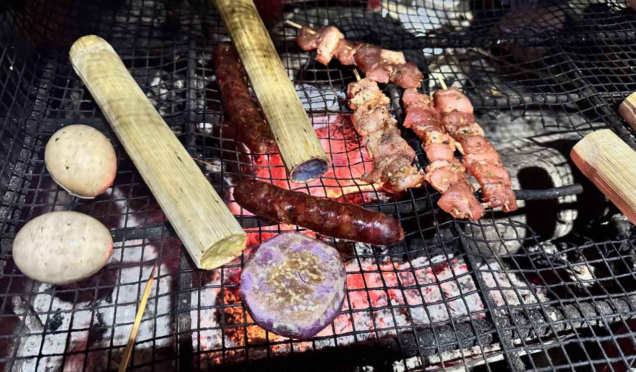 Các món ăn được nướng trên than củi, cơm lam 25.000 đồng/ống, thịt xiên và lạp xưởng 20.000 đồng/xiên.